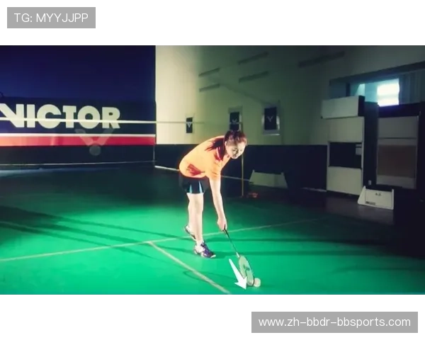 羽毛球明星捡球